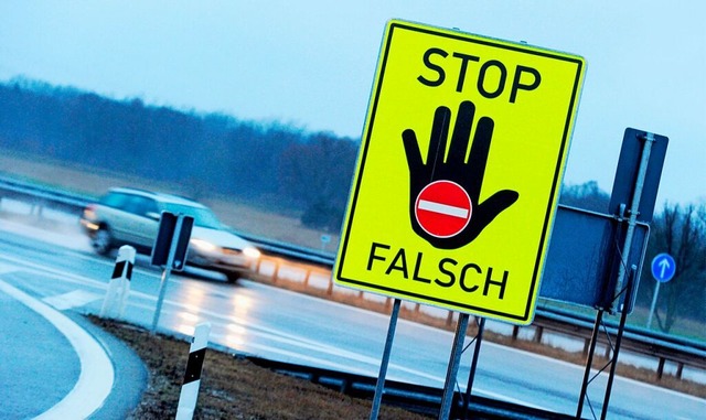 Solche Schilder stehen an vielen Autobahnauffahrten.  | Foto: Tobias Hase (dpa)