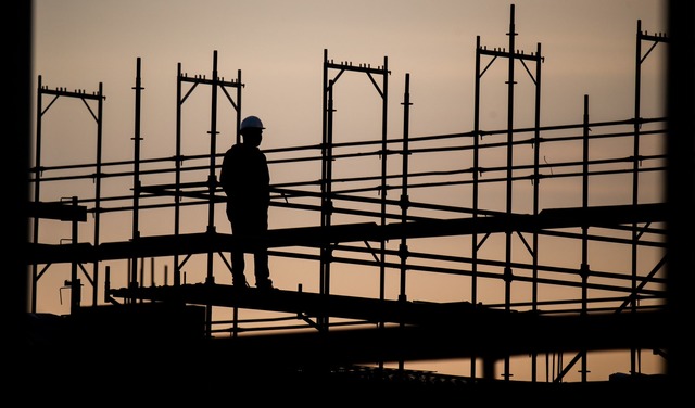 Die Besch&auml;ftigung in Deutschland ...arbeiten weniger Menschen (Archivbild)  | Foto: Julian Stratenschulte/dpa