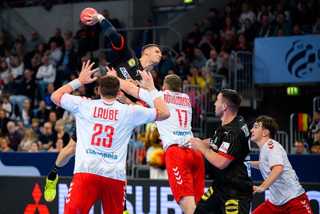 Jannik Kohlbacher (2.v.r.) und Sebasti...n fallen f&uuml;r die Handball-WM aus.  | Foto: Marco Wolf/dpa