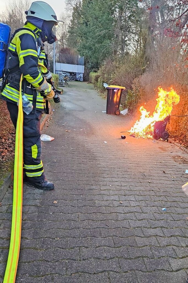 In den Weihern ging eine gelbe Tonne in Flammen auf.  | Foto: Volker Mnch