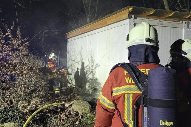 Einer von vielen Einstzen: Die Abteil...ssten in der Silvesternacht ausrcken.  | Foto: Frewiliige Feuerwehr Weil am Rhein /Gerold Engler