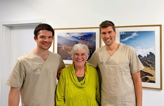 Die Mundvital-Zahnrzte Dominik Maier ... Bever mit ihrer Patientin Agathe Zink  | Foto: Mundvital