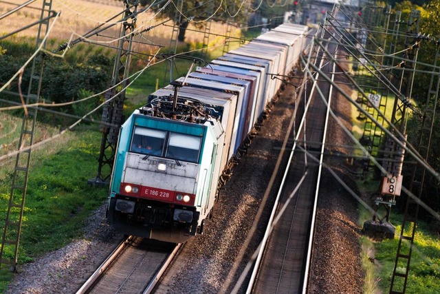 Ein Gterzug fhrt hier nahe Lahr ber die Rheintalstrecke.  | Foto: Philipp von Ditfurth (dpa)