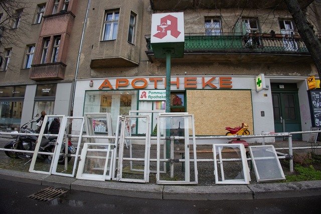 Diese Apotheke wurde teils zerst&ouml;rt.  | Foto: Joerg Carstensen/dpa