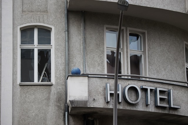 Etliche Fensterscheiben gingen zu Bruch.  | Foto: J&ouml;rg Carstensen/dpa