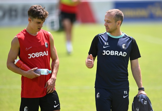 Noah Weihaupt im Sommertrainingslager...hruns mit Co-Trainer Patrik Grolimund.  | Foto: Achim Keller