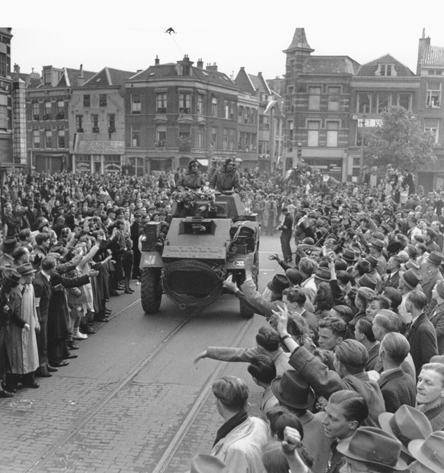 Menschen stehen im Mai 1945 am Straen...hrer Heimatstadt willkommen zu heien.  | Foto: Uncredited/AP/dpa