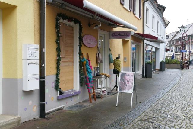 Kriminelle werfen Schaufenster in Breisacher Innenstadt mit Gullydeckel ein