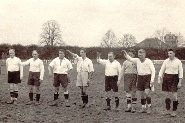 Eine Altherren-Auswahlzeigt im Wintere... Bild entstand zwischen 1933 und 1937.  | Foto: Archiv SC Freiburg