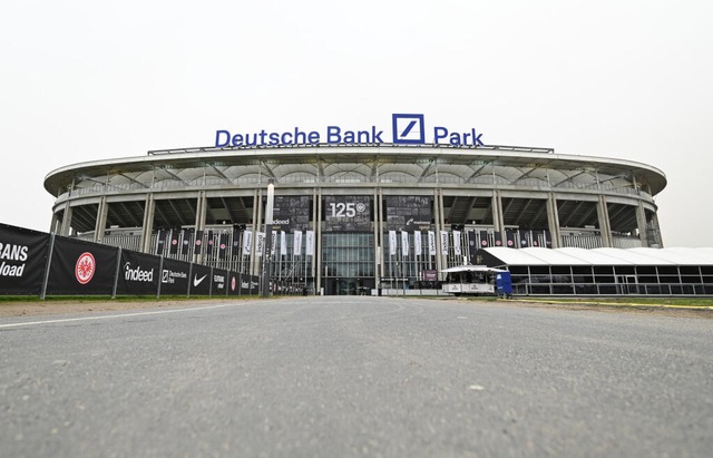 Eishockey wird beim Winter Game in der Fuball-Arena gespielt  | Foto: Arne Dedert (dpa)