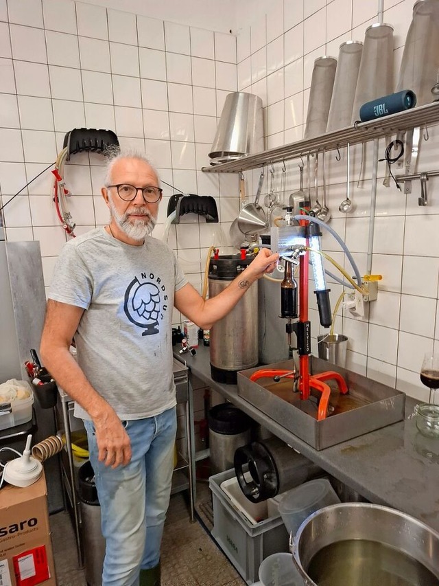 Richie Waldis in seiner Bier-Werkstatt...telgasse in Rheinfelden in der Schweiz  | Foto: Heinz und Monika Vollmar