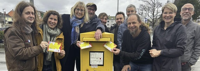 Postkartenaktion der GEW Ortenau mit F...ob, Susanne Feld und  Martin Grethen.   | Foto: Dagmar Frenk/GEW Ortenau