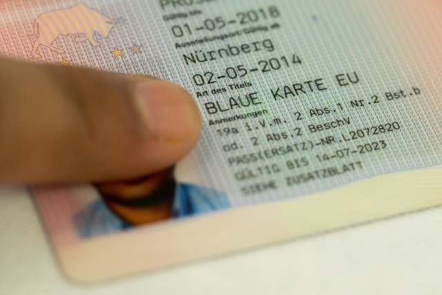 Eine &quot;blaue Karte&quot; fr auslndische Fachkrfte  | Foto: Daniel Karmann (dpa)