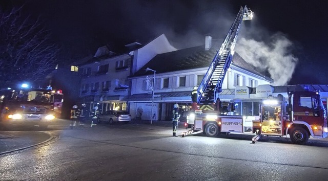 Die Feuerwehr lscht in der Silvestern...nem Mehrfamilienhaus in Lauchringen.    | Foto: Feuerwehr Lauchringen