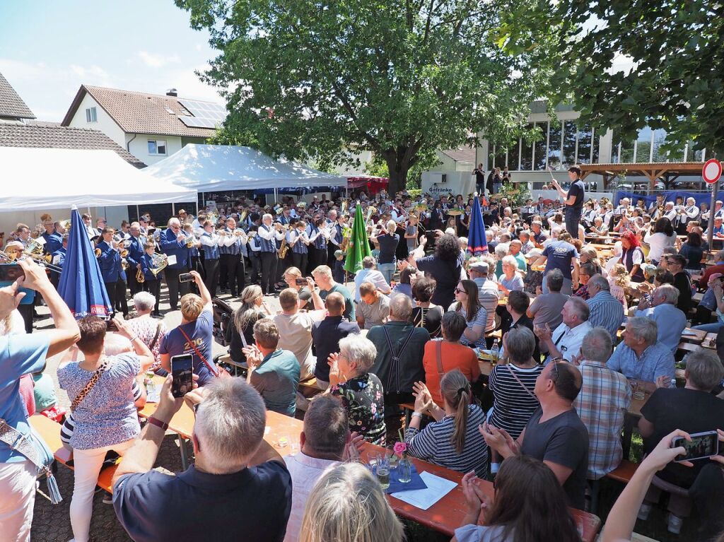 Juni: Volles Haus: Zahlreiche Besucher kamen zum 200. Geburtstag des Musikvereins Grafenhausen.