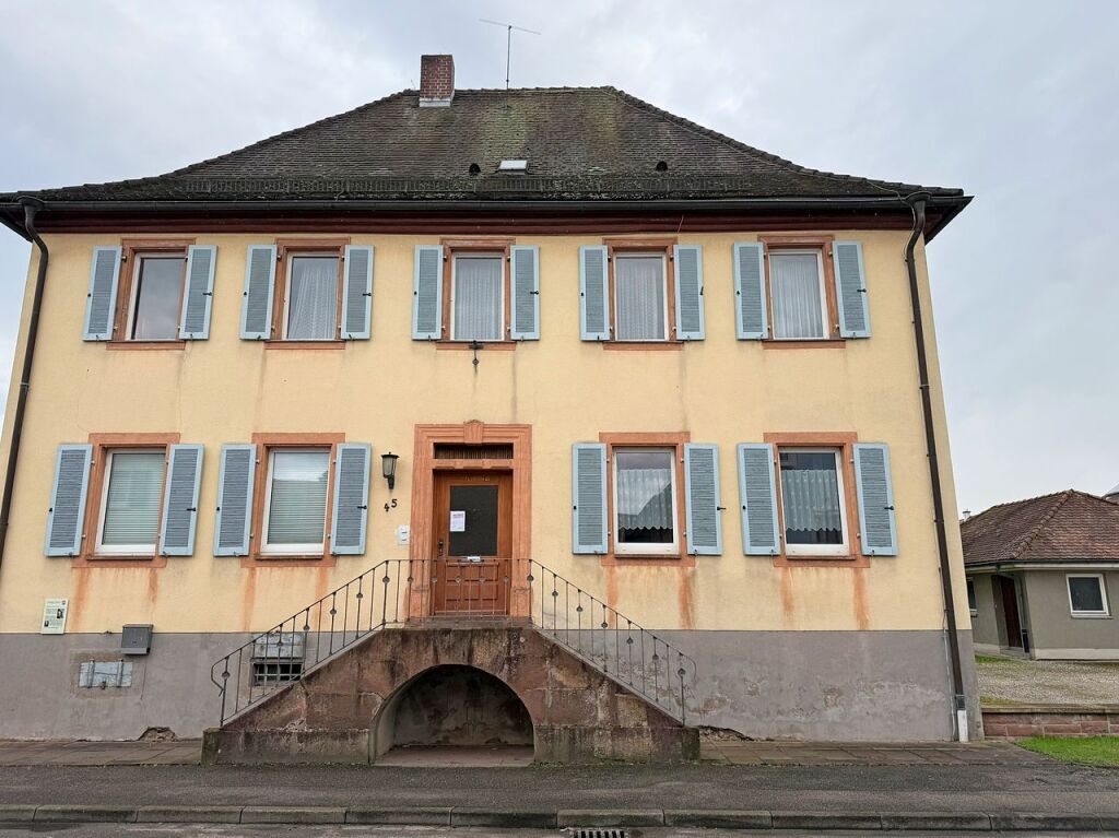 Oktober: Das denkmalgeschtzte Pfarrhaus soll verkauft werden.