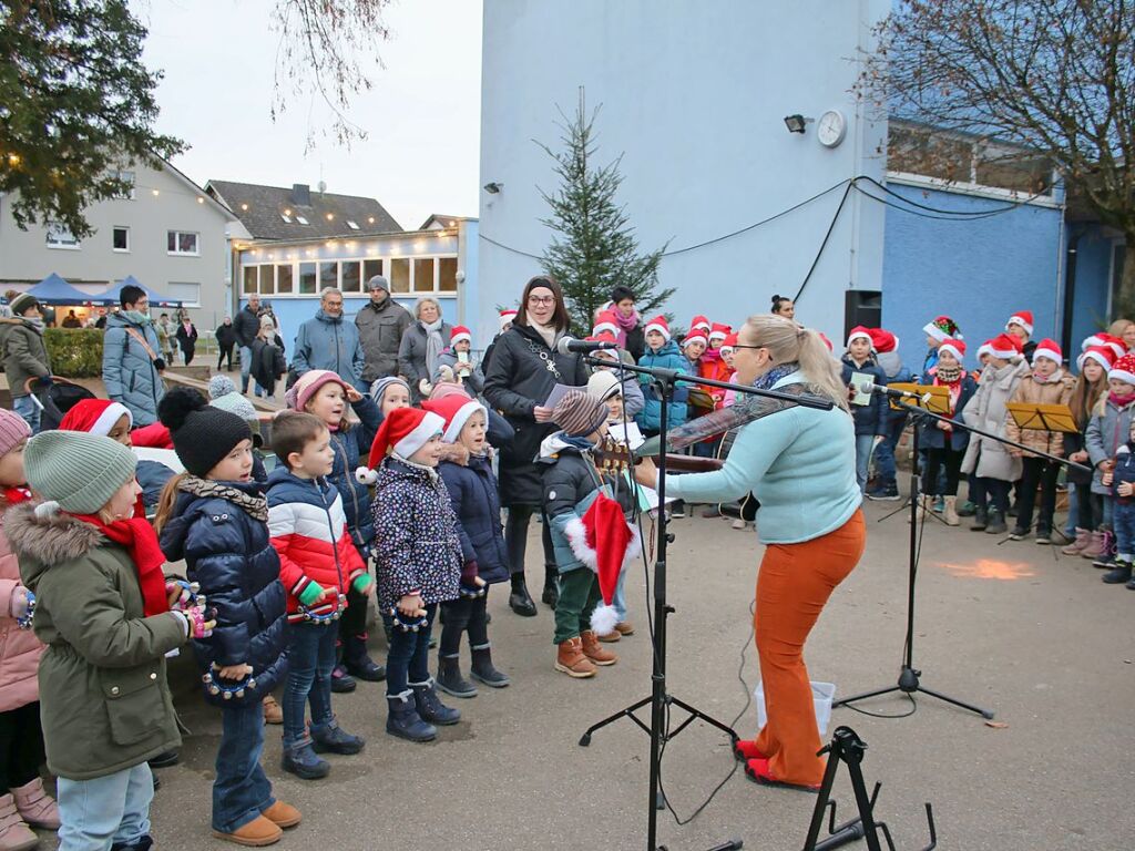 Dezember: Der erste Weihnachtsmarkt in Grafenhausen ist ein Erfolg.