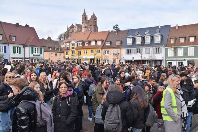 <BZ-FotoAnlauf>Fr Toleranz und Vielfa...rinnen und Schler auf dem Marktplatz.  | Foto: Thomas Rhenisch