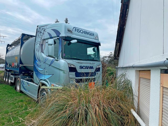 Ein mit Ameisensure beladener Tanklas...in das einzige Haus im weitem Umkreis.  | Foto: Nicolai Kapitz