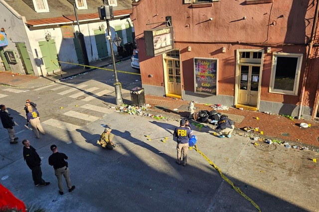 Das FBI stuft die Todesfahrt von New Orleans als Terrorakt ein.  | Foto: Jess Knazs/Jess Knazs/AP/dpa