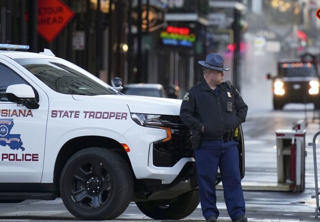 New Orleans: Ein Polizist steht an der Canal und Bourbon Street.  | Foto: George Walker IV (dpa)