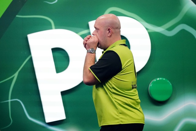 Van Gerwen dominiert im Halbfinale.  | Foto: Zac Goodwin/PA Wire/dpa