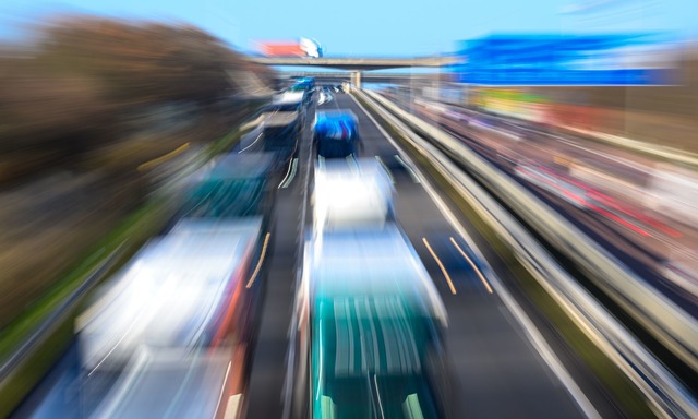 In vielen Lkw sind Sicherheitssysteme manipuliert. (Symbolbild)  | Foto: Hendrik Schmidt/dpa