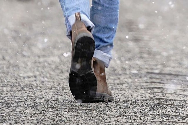 Der Senior wnscht sich Winterschuhe und Hausschuhe. (Symbolbild)  | Foto: Kay Nietfeld (dpa)