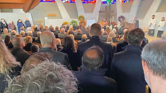 Kein Platz blieb frei bei der Trauerfe...ek in der Friedhofskapelle in Schnau.  | Foto: Hartmut Schwbl