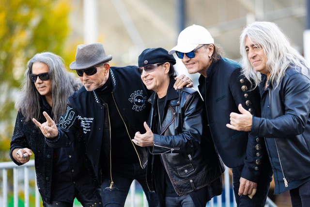 Mikkey Dee, hier rechts im Bild, mit den Scorpions.  | Foto: Moritz Frankenberg/dpa