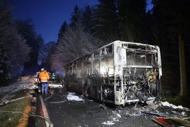 Einsatzkr&auml;fte stehen neben einem ...st im Kreis Biberach in Brand geraten.  | Foto: Ralf Zwiebler/dpa