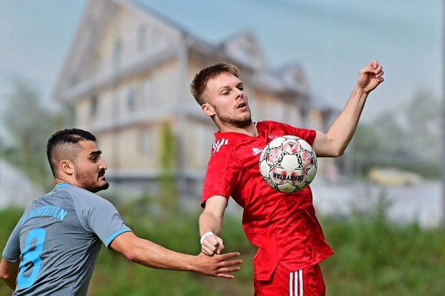 Adrian Mouttet (in rot, derzeit VfR Ba...neuen Verein FC Bad Bellingen spielen.  | Foto: Neithard Schleier