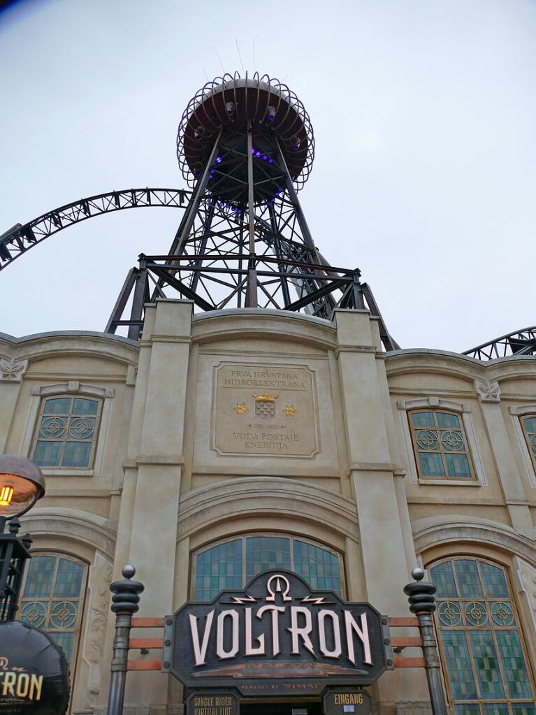 April: Der Europa-Park erffnet die Achterbahn Voltron.