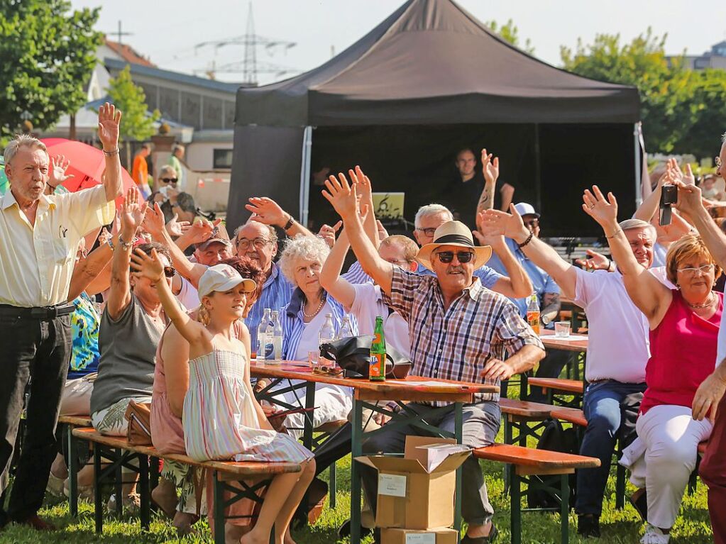 Juni: Gute Stimmung bei der Feier der 40-jhrigen Partnerschaft zwischen Marlenheim und Rust. Im Juli wird Brgermeister Klare Ehrenbrger von Marlenheim.