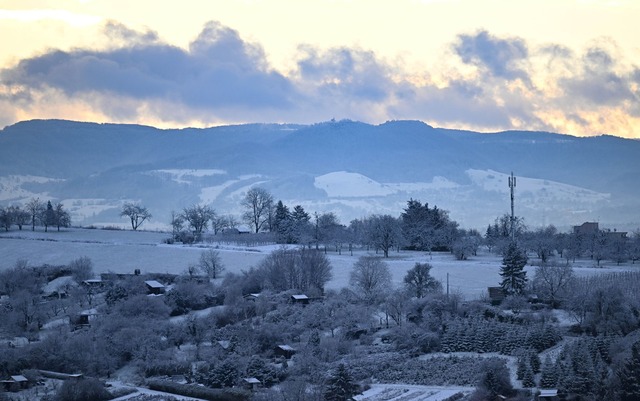 Am Wochenende ist von Winter bis Fr&uuml;hling wettertechnisch alles dabei.  | Foto: Bernd Wei&szlig;brod/dpa