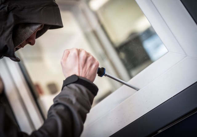 Fenster und Tren sind oft Schwachstel... aufgehebelt, um ins Haus zu gelangen.  | Foto: Frank Rumpenhorst (dpa)