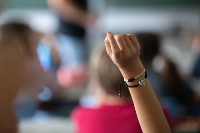 Erlaubte Fehltage an Schulen fordert e...n aus der FDP - der ist selbst Lehrer.  | Foto: Marijan Murat/dpa