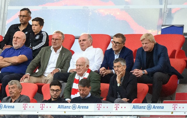 Damals noch gemeinsam auf der Trib&uum...e&szlig; (3.v.l.) und Oliver Kahn (r).  | Foto: Matthias Balk/dpa