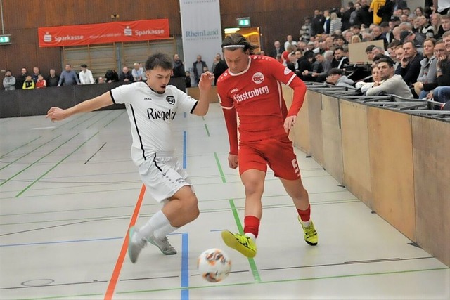 Der Bahlinger SC (rot) und der FC Teni... in Herbolzheim ein spannendes Finale.  | Foto: Sebastian Ehret