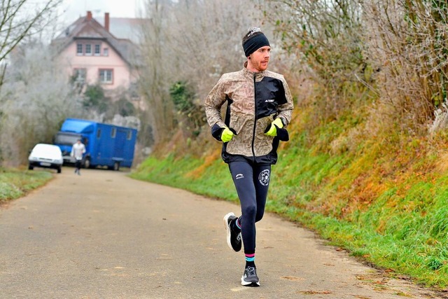 Fast allein auf weiter Flur: Patrick Rambla vom TV Riegel gewinnt den Ultralauf.  | Foto: Daniel Thoma