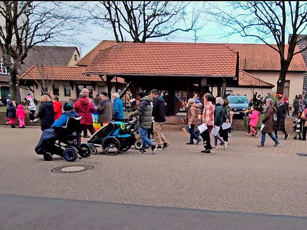 Februar: Rund 180 Menschen nehmen an der Aktion „Gehen fr den Frieden“ teil.