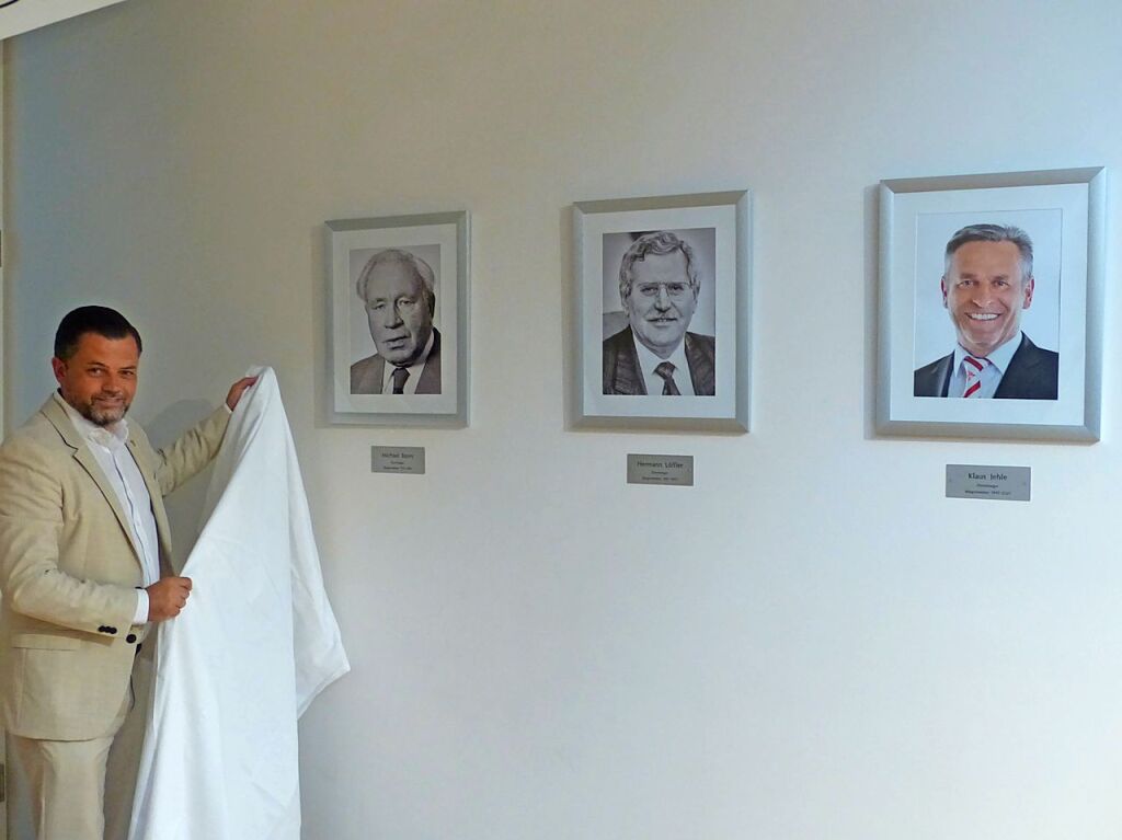 Juli:  Hohbergs Brgermeister Andreas Heck enthllt die Galerie seiner Vorgnger Michael Bayer (1973-1981), Hermann Lffler (1981-1997), Klaus Jehle (1997-2021) im Hofweierer Rathaus.