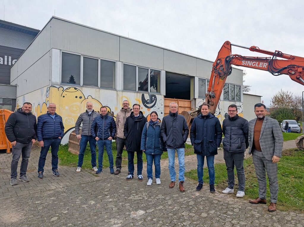 November: Ein krftiger Baggerhieb in die alte Gymnastikhalle ist  das Startsignal fr die Abbrucharbeiten gewesen.  Damit soll dem Neubau einer Einfeldsporthalle an die Hohberghalle in Niederschopfheim nichts mehr im Wege stehen.