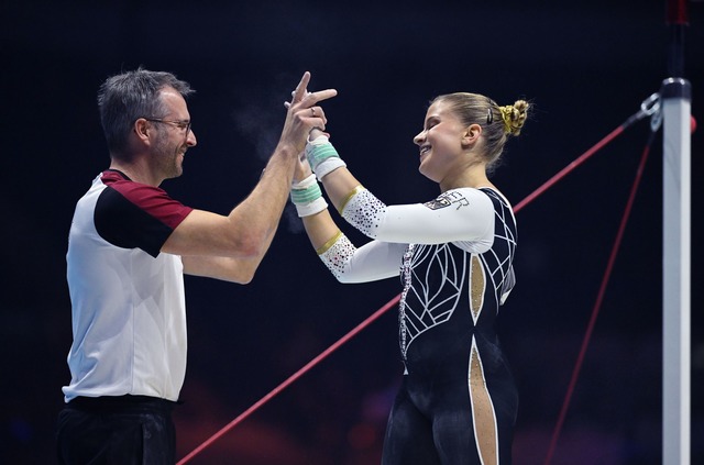 Bundestrainer Gerben Wiersma (l.) und die deutsche Top-Turnerin Elisabeth Seitz.  | Foto: Marijan Murat/dpa