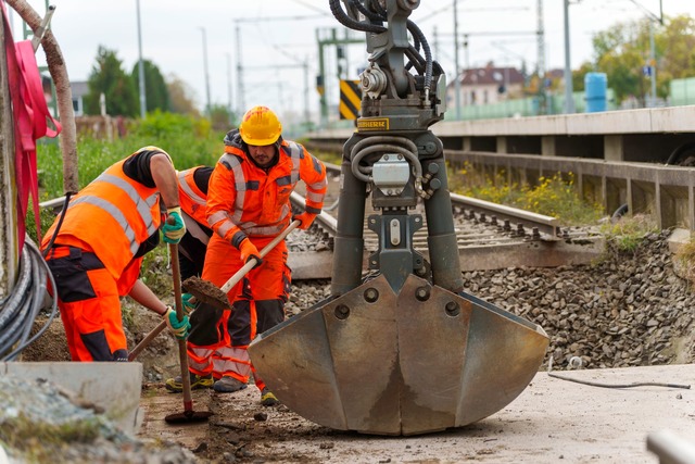 Wie hier auf der Riedbahn wird bis 203...hrenen Korridoren gebaut. (Archivbild)  | Foto: Andreas Arnold/dpa