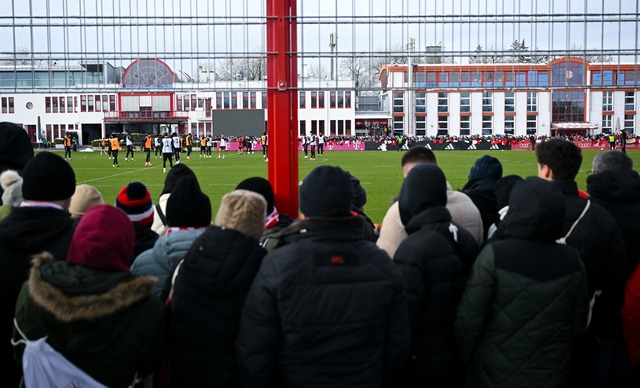 Die Fans wollen sich das Training des FC Bayern nicht entgehen lassen.  | Foto: Sven Hoppe/dpa