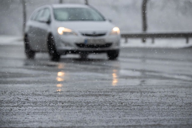 Die Straen knnen am Sonntag gefhrlich glatt sein (Symbolbild).  | Foto: Sebastian Gollnow (dpa)