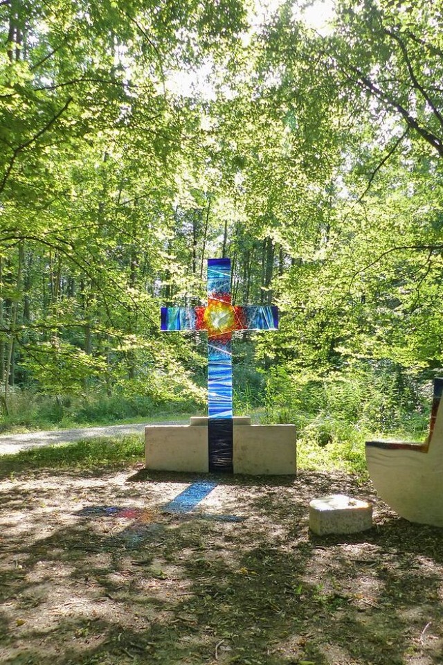 An der Stelle, an der heute des Kreuz ... ein Teich, der als Taufbecken diente.  | Foto: Daniela Nubaum-Jacob