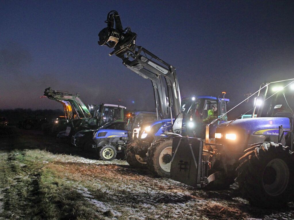 Januar: Auf einem Feld bei Ringsheim demonstrieren Landwirte unter anderen gegen die Krzung von Agrarsubventionen.