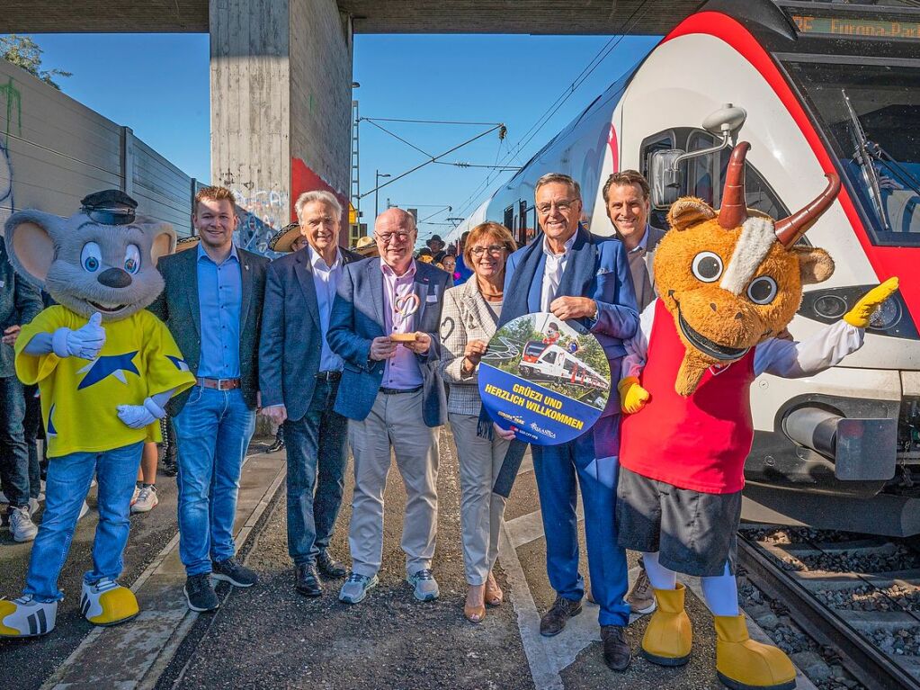 Mai: Der erste Rail-Coaster hlt am Ringsheimer Bahnhof. Er bringt knftig Gste vom Bahnhof Basel zum Europa-Park.